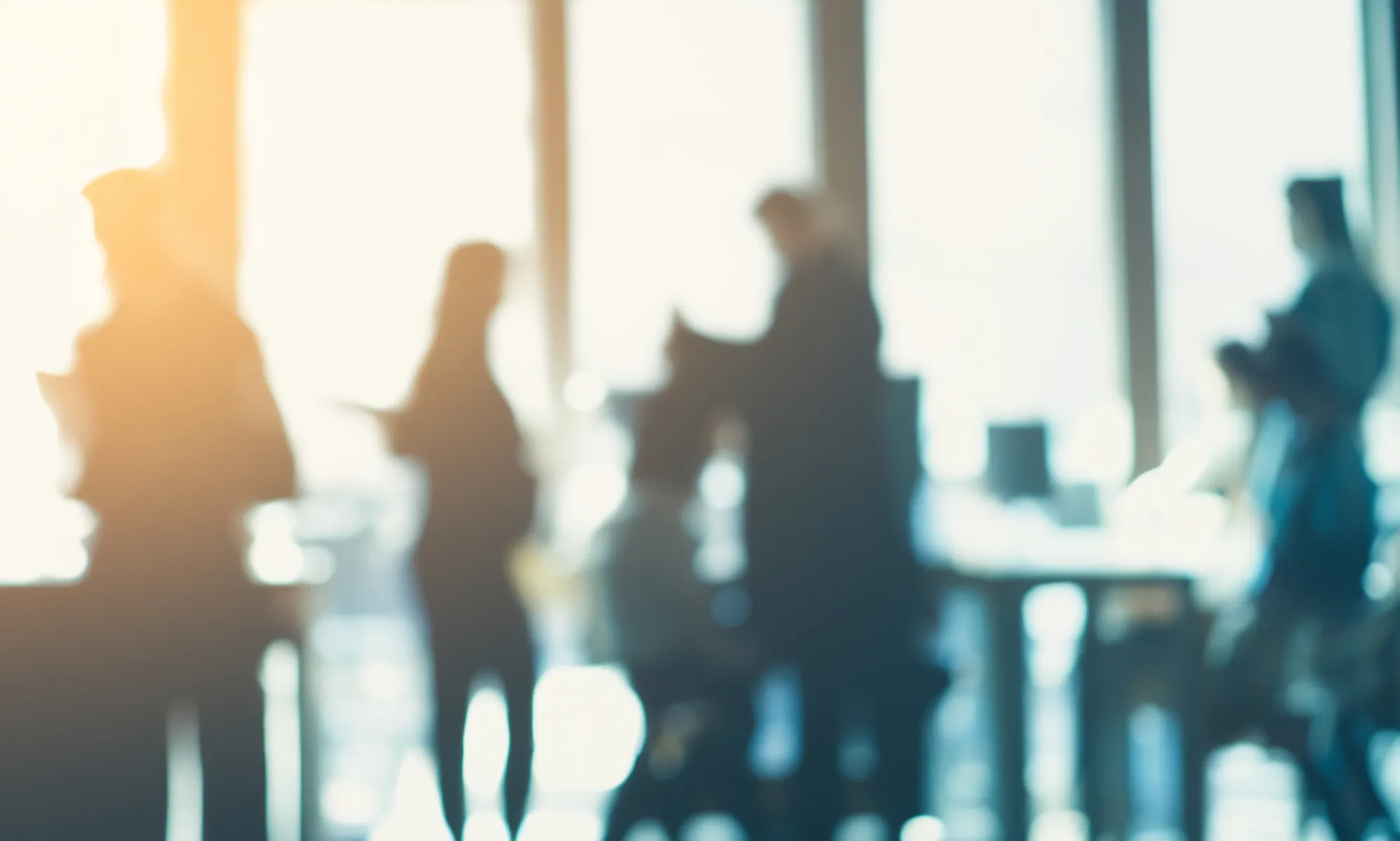 Unscharfe Silhouetten in Büroraum mit großen Fenstern