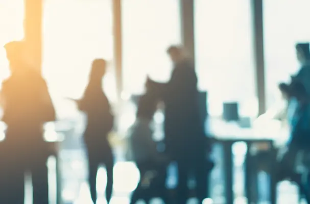 Unscharfe Silhouetten in Büroraum mit großen Fenstern